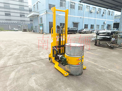 0.5吨带自动旋转升降油桶车4I.jpg